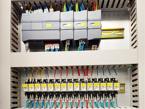 PLC柜細節3.png
