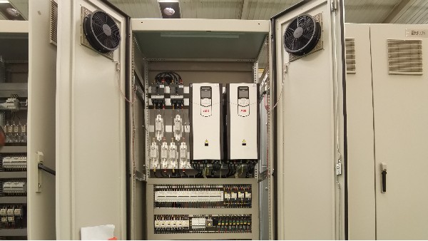 變頻控制柜賦能多領域高效運行的智能解決方案